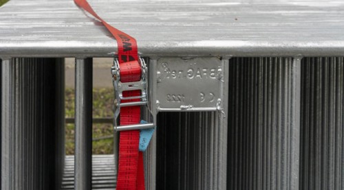 Detail photo, tension belt on the barrier fence at a running event, Strasse des 17. Juni, Berlin,