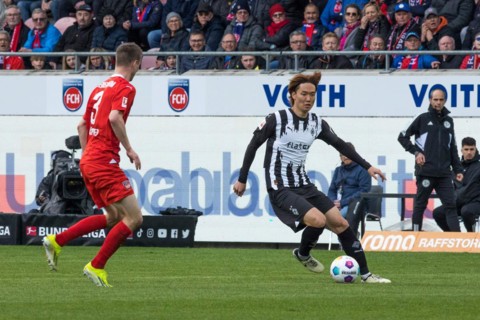 Football match, Ko ITAKURA Borussia Moenchengladbach right on the ball, Jan SCHOePPNER 1.FC