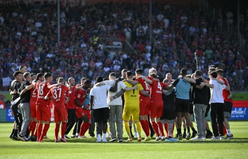 Team building, team circle after the match, cheering, 1. FC Heidenheim 1846 FCH, Voith-Arena,
