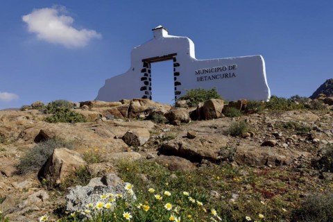 Betancuria, Villa Historica, white gate at the municipal boundary, rocks, Fuerteventura, Canary