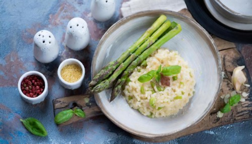 Risotto with asparagus arranged in a plate, surrounded by spices, risotto with green asparagus, KI