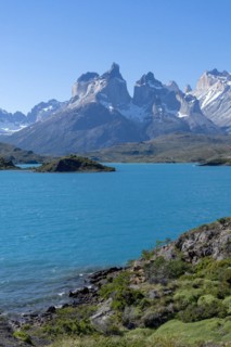 Lago Pehoe, mountain range of the Andes, Torres del Paine National Park, Parque Nacional Torres del