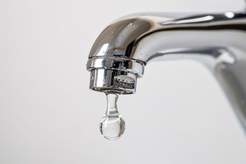 Single drop of water coming out of water tap. KI generiert, generiert, AI generated