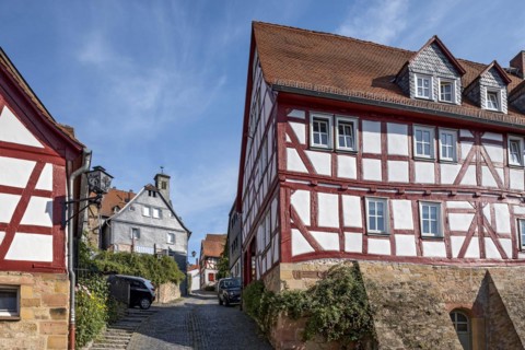 Old half-timbered houses on a narrow steep lane, Steingasse, old town, Ortenberg, Vogelsberg,