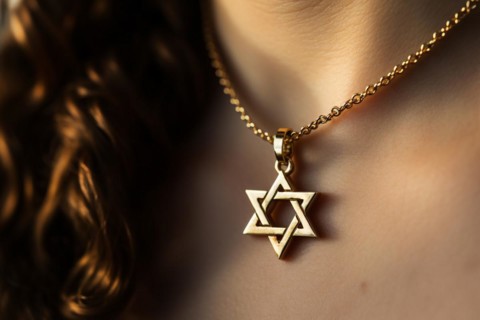 Neclace with religious jewish star of david around woman's neck. KI generiert, generiert, AI