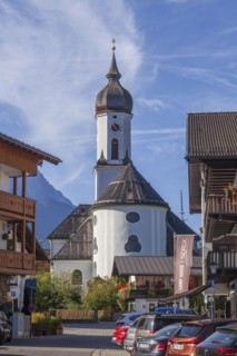 St Martin's parish church, Wetterstein mountains with Zugspitze massif, Garmisch district,