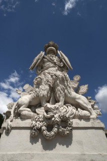 Ancient symbols such as armour, shields, insignia and lions, in front of the staircase to the