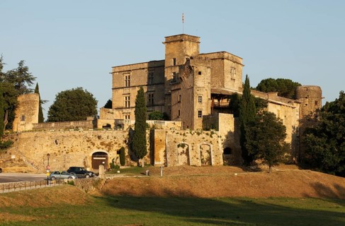 15th century castle of Lourarin, Lourmarin, Parc Naturel Regional du Luberon, Vaucluse, Provence,