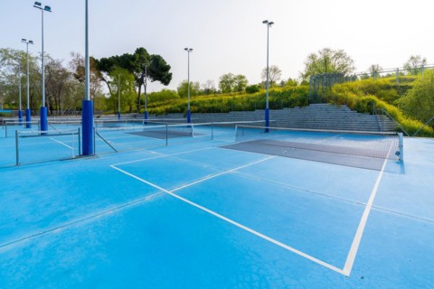 Outdoors sportive facilities with pickleball courts and no people in a sunny day