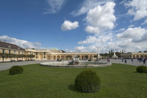 Court of Honour with fountain and main entrance, Schoenbrunn Palace, Schoenbrunn, Vienna, Austria,