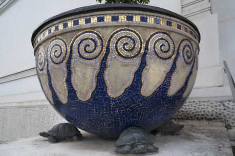 Flower bowl with shields in front of the entrance to the exhibition centre of the Vienna Secession