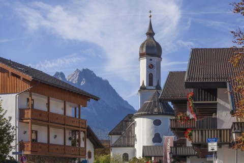 St Martin's parish church, Wetterstein mountains with Zugspitze massif, Garmisch district,
