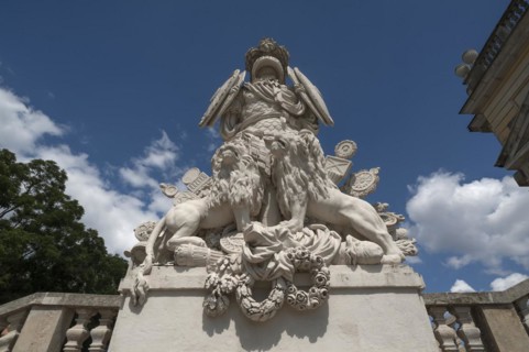 Ancient symbols such as armour, shields, insignia and lions, in front of the staircase to the