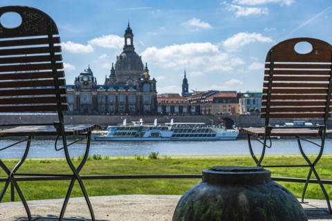 Folding chair arrangement on the Koenigsufer with a view of the Church of Our Lady and Bruehl's