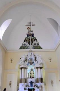 Cathedral Nuestra Senora de la Asuncion, Old Town, Granada, Nicaragua, A view of the altar with a
