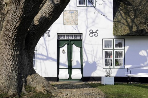 House entrance, Keitum, Sylt, North Frisian Island, White thatched house with green door and