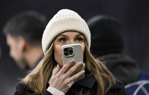 TV presenter Laura Wontorra DAZN, portrait, cap, speaks into smartphone, mobile phone, Allianz