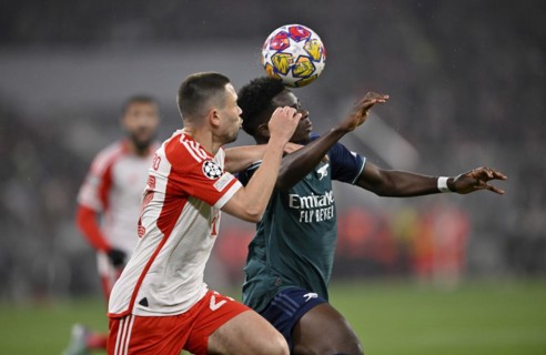 Raphael Guerreiro FC Bayern Muenchen FCB (22) v Bukayo Saka FC Arsenal (07, Allianz Arena, Munich,