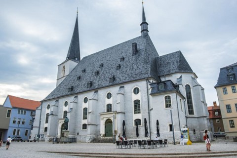 Everyday scene in front of the Herderkirche, actually the town church of St Peter and Paul, a