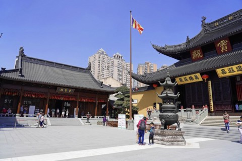 Jade Buddha Temple, Buddha, Puxi, Shanghai, Shanghai Shi, China, Traditional temple with tourists