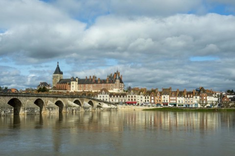 Gien. River Loire and the old bridge. Loiret departement. Centre-Val de Loire. France