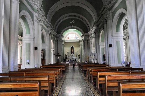 Church Iglesia de Guadalupe, built 1624 -1626, Granada, Nicaragua, Interior of a church with
