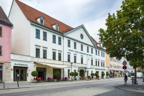 Everyday scene in front of the Grand-Hotel Russischer Hof Weimar in the city centre of Weimar,