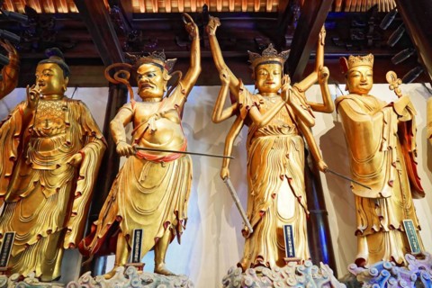 Jade Buddha Temple, Shanghai, Several large gold-coloured statues in an Asian temple, Shanghai,