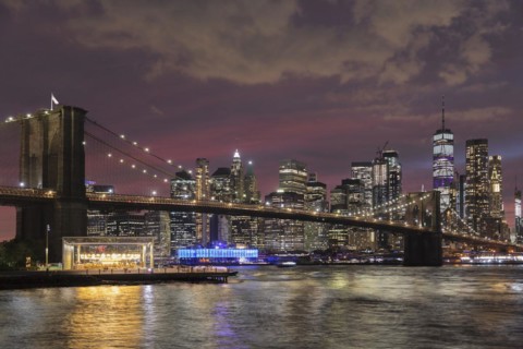 Skyline of downtown Manhattan with One World Trade Centre and Brooklyn Bridge, New York City, New