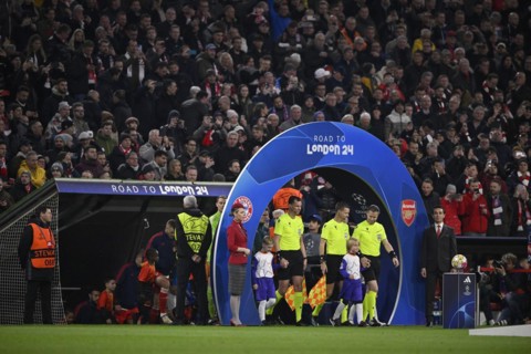 Referee Danny Makkelie (NED) and teams enter the field through Champions League Arch, arch, ROAD TO