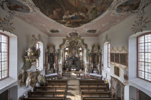 Church interior with altar, in front the Holy Sepulchre, behind it the historic Lenten cloth, St