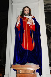 Church Iglesia de Guadalupe, built 1624 -1626, Granada, Nicaragua, statue of Jesus with a lamb in
