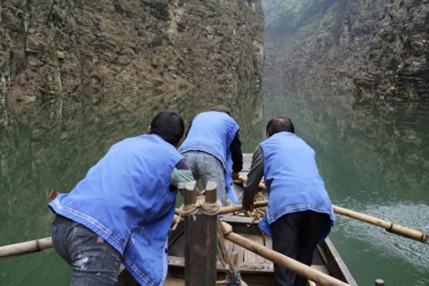 Special boats for the side arms of the Yangtze, for river cruise ship tourists, Yichang, China,