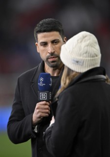 TV presenter Laura Wontorra DAZN, cap, interview with TV expert Sami Khedira, microphone, mike,