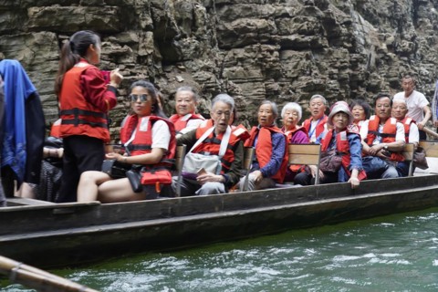Special boats for the side arms of the Yangtze, for the tourists of the river cruise ships,