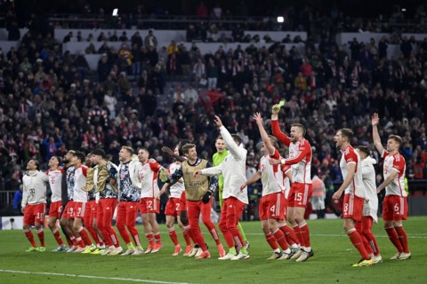 Final cheers, FC Bayern Munich players celebrate victory in front of fans in the South Curve,