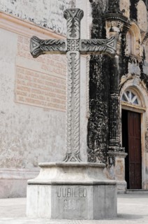 Church Iglesia de Guadalupe, built 1624 -1626, Granada, Nicaragua, Stone pillar with a cross and