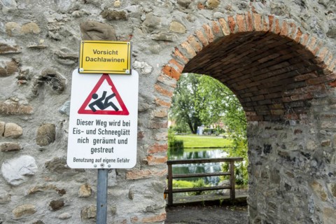Beware of roof avalanches and this path will not be cleared in icy conditions, signposting in the