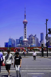 Stroll through Shanghai to the sights, Shanghai, China, Asia, People crossing a zebra crossing with