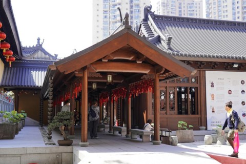 Jade Buddha Temple, Buddha, Puxi, Shanghai, Shanghai Shi, China, Lively hustle and bustle in a