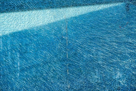 Cracked glass of a laminated glass pane