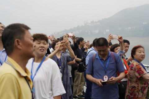 Cruise ship on the Yangtze River, Yichang, Hubei Province, China, Asia, A group of tourists taking