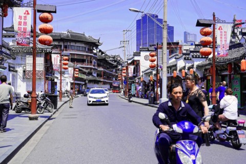 Stroll through Shanghai to the sights, Shanghai, China, Asia, Lively city street with traditional