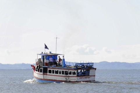 Lake Nicaragua, a small passenger boat sailing on clear water, making waves, Nicaragua, Central