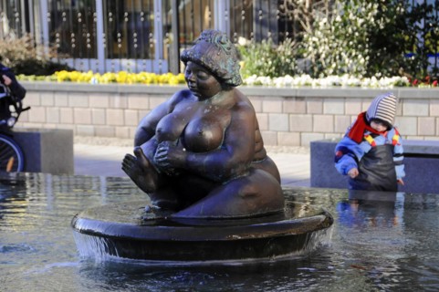 Fountain figure Wilhelmine, landmark of Westerland, Westerland, bronze sculpture of a seated woman