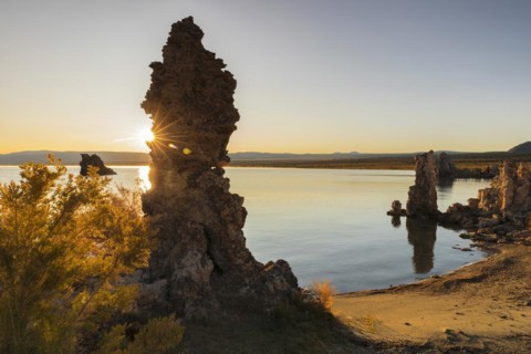 Tufa formations at Mono Lake at sunrise, Mono Lake Tufa State Reserve, California, USA, Mono Lake