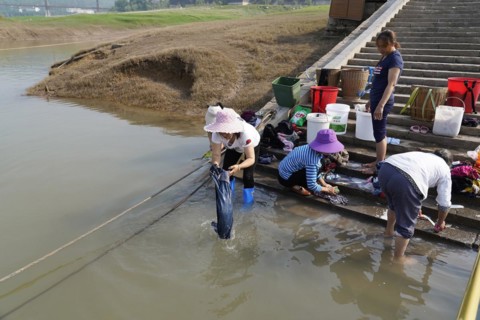 Women washing clothes in the Yangtze River, Yichang, Hubel Province, China, People washing clothes