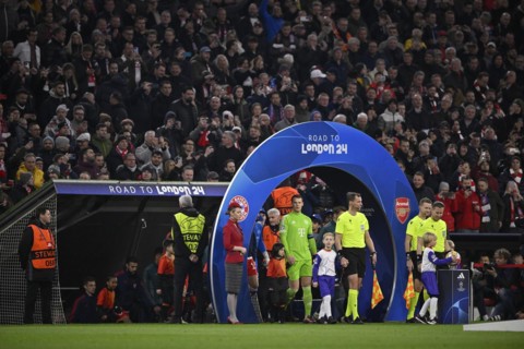 Referee Danny Makkelie (NED) and teams enter the field through Champions League Arch, arch, ROAD TO