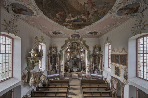 Church interior with altar, in front of it the Holy Sepulchre, 18th century, behind it the historic
