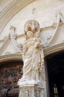 Statue of the Madonna at the entrance to the church of Saint Pierre, Avignon, Vaucluse,